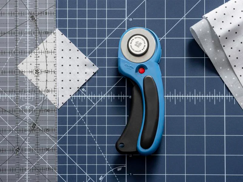 45mm RTY-2DX/PBL Ergonomic Rotary Cutter, Pacific Blue - Image 3