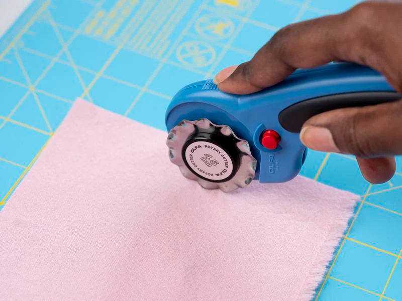 45mm RTY-2DX/PBL Ergonomic Rotary Cutter, Pacific Blue - Image 4